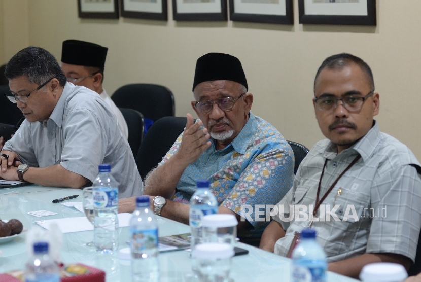 Ketum Dewan Dakwah Islamiyah Indonesia (DDII) Muhammad Siddik (kedua kanan) bersama tim DDII bertemu Pemred Republika Irfan Junaidi (kanan) bersama tim redaksi Republika di Kantor Republika, Jumat (16/12). 