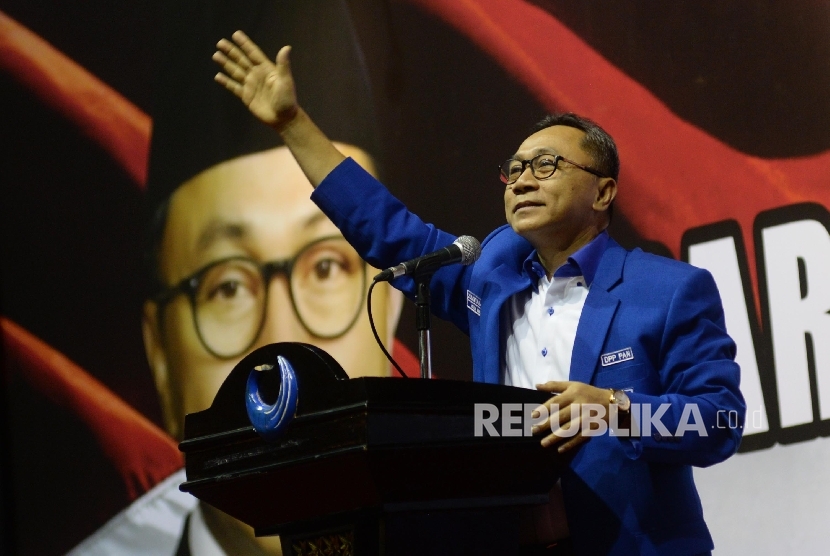 Ketum DPP PAN Zulkifli Hasan berpidato saat pembukaan Rapimnas Partai Amanat Nasional (PAN) di Jakarta, Ahad (13/11).