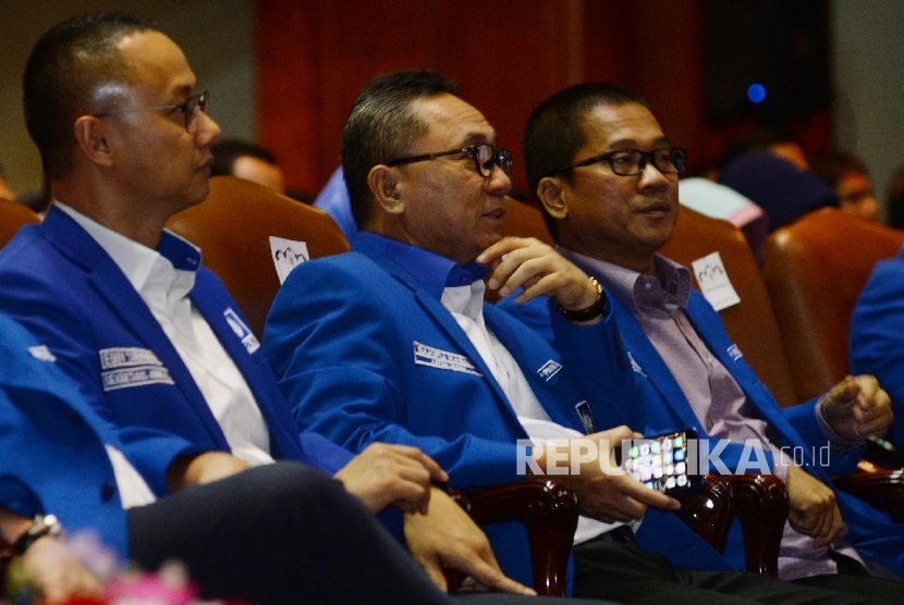Ketum DPP PAN Zulkifli Hasan (tengah), Sekjen PAN Eddy Soeparno (kiri), dan Sekretaris Fraksi PAN di DPR Yandri Susanto saat pembukaan Rapimnas Partai Amanat Nasional (PAN) di Jakarta, Ahad (13/11).