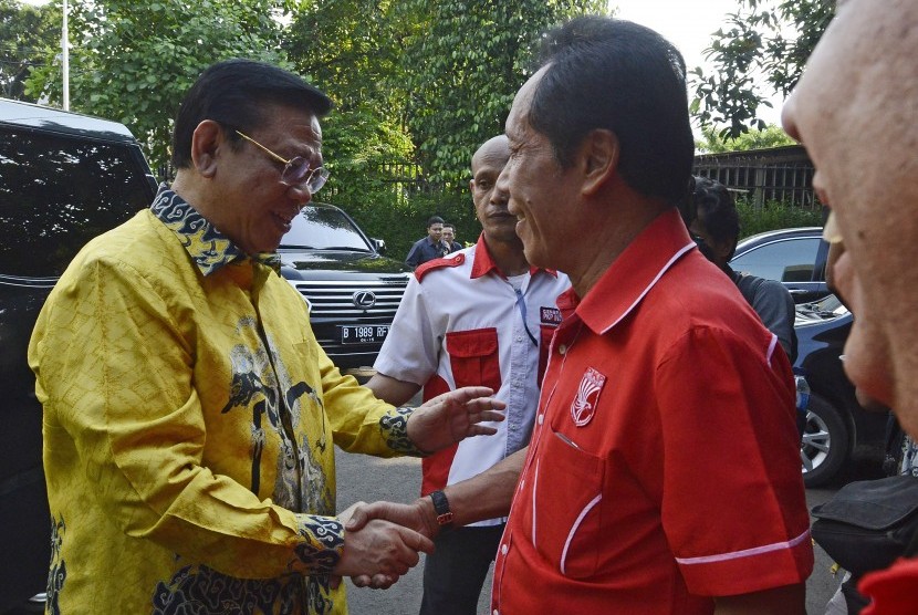  Ketum DPP Partai Golkar Agung Laksono (kiri) menyalami Ketum PKP Indonesia Sutiyoso saat kunjungan pengurus Partai Golkar baru di kantor DPP PKPI, Jakarta, Rabu (18/3).