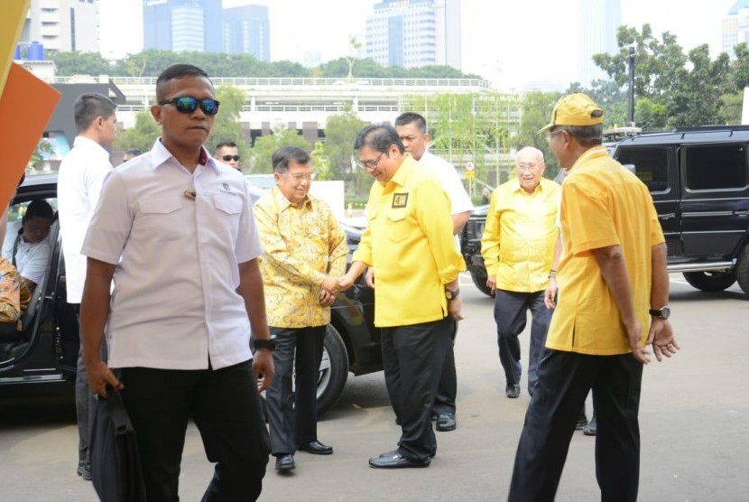Ketum Golkar Airlangga Hartarto bersalaman dengan Wapres Jusuf Kalla