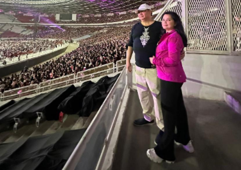 Ketum Golkar Airlangga Hartarto dan istri menonton konser Blackpink beberapa waktu lalu.