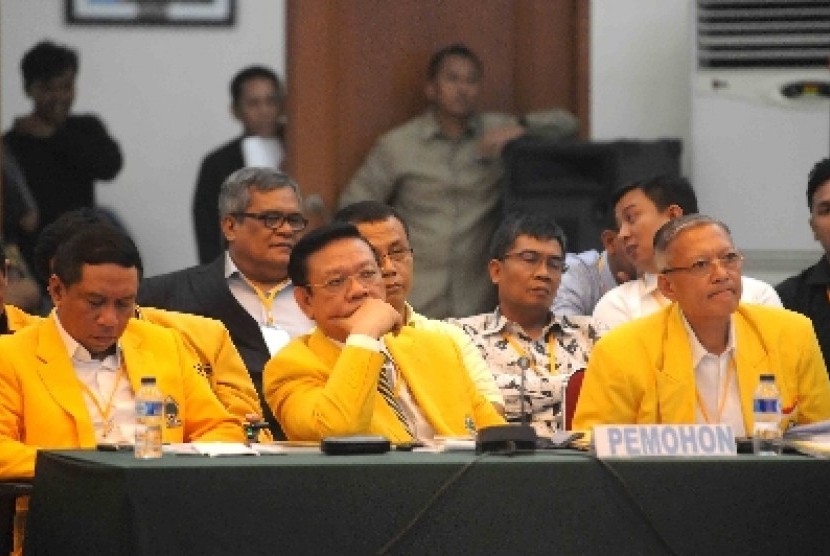 Ketum Golkar hasil Munas Ancol, Agung Laksono (tengah).