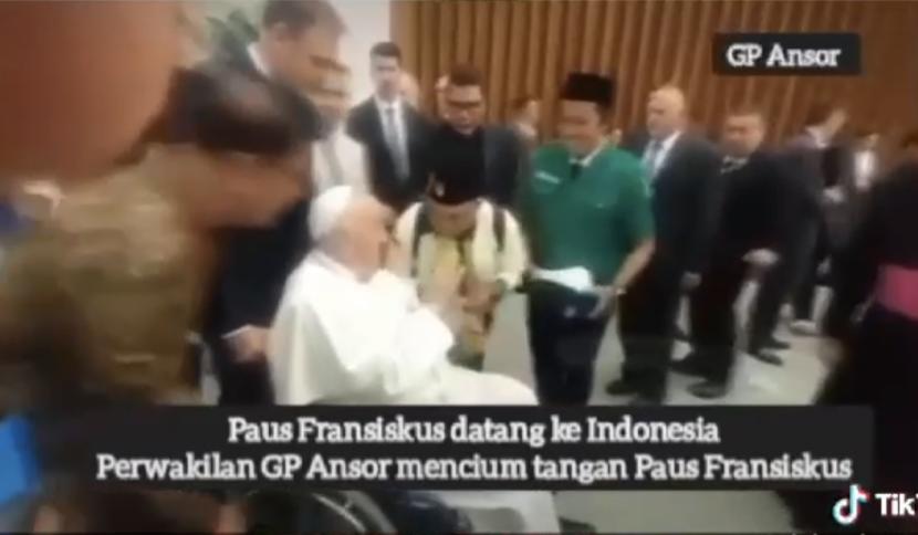 Ketum GP Ansor Addin Jauharudin difitnah mencium tangan Paus Fransiskus.