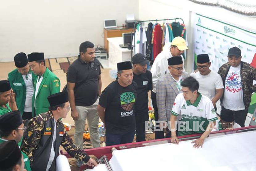 Ketum GP Ansor Addin Jauharudin (tengah) meninjum produksi konveksi BUMA di Bandung.