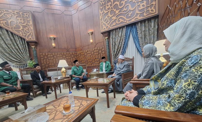 Ketum GP Ansor Gus Addin Jauharudin dan jajaran bertemu dengan Grand Syekh Al-Azhar Mesir. 