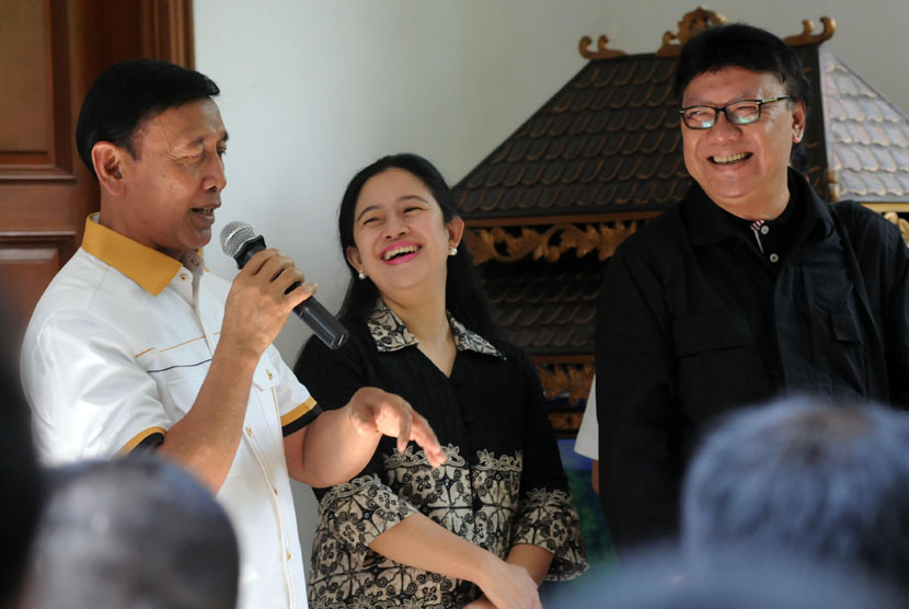 Ketum Hanura, Wiranto (kiri); Ketua Badan Pemenangan Pemilu PDIP, Puan Maharani (tengah); dan Sekjen PDIP, Tjahjo Kumolo memberikan keterangan pers usai melakukan pertemuan dengan Ketum PDIP, Megawati Soekarnoputri, di Menteng, Jakarta, Sabtu (17/5). 