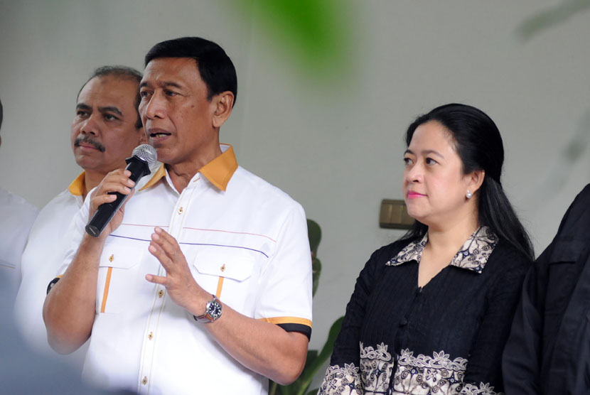  Ketum Hanura, Wiranto (tengah) dan Ketua Badan Pemenangan Pemilu PDIP, Puan Maharani (kanan), memberikan keterangan pers usai melakukan pertemuan dengan Ketum PDIP Megawati Soekarnoputri di Menteng, Jakarta, Sabtu (17/5). 