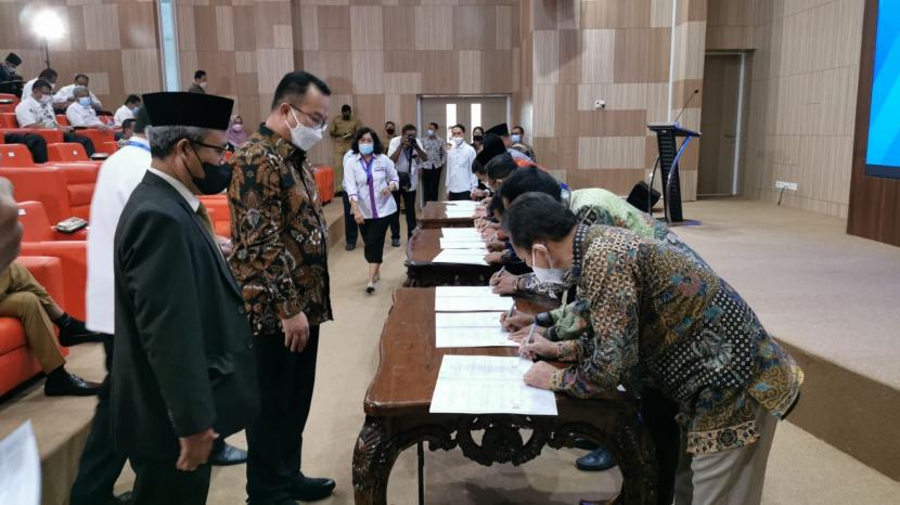 Ketum ICMI Prof Arif Satria menyaksikan penandatanganan kerjasama antara ICMI dan PTN se-Kalimantan Barat.