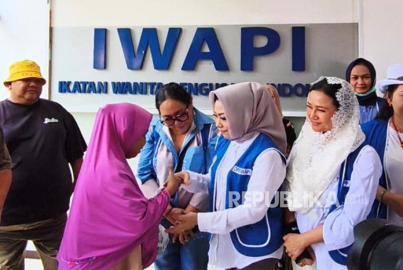 Ketum IWAPI, Nita Yudi menyerahkan kurban kepada salah satu warga