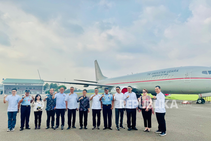 Ketum Kadin Anindya Novyan Bakrie saat meninjau persiapan acara peresmian retret Kadin di Pangkalan Udara (Lanud) TNI Angkatan Udara (AU) Halim Perdanakusuma, Kamis (7/8/2025).