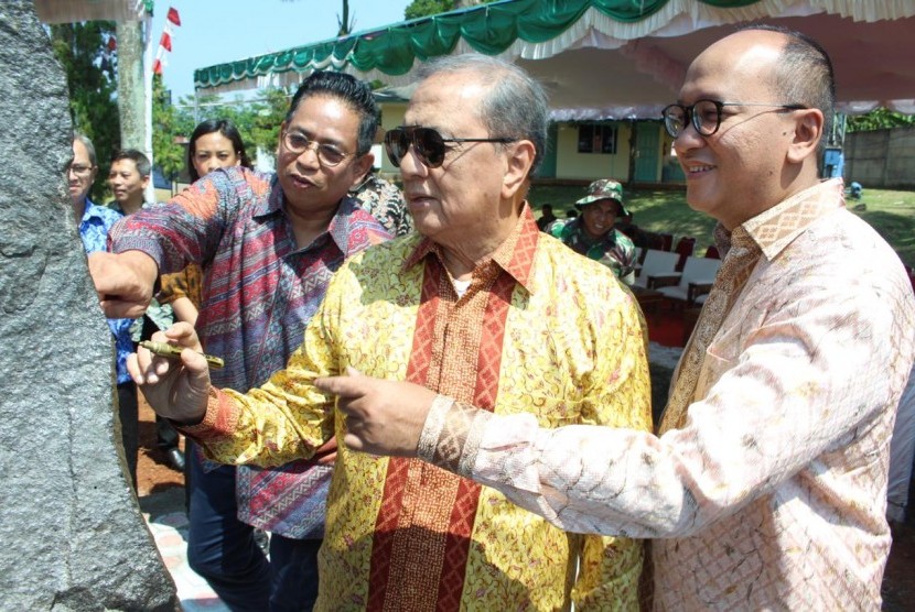 Ketum Kadin Indonesia Rosan Perkasa Roeslani (kanan) bersama Ketua Dewan Pertimbangan Kadin Indonesia MS Hidayat (kedua dari kanan) usai peletakan batu pertama pembangunan perluasan unit bisnis pengolahan makanan Kibif di Subang, Jawa Barat, Senin (20/5).