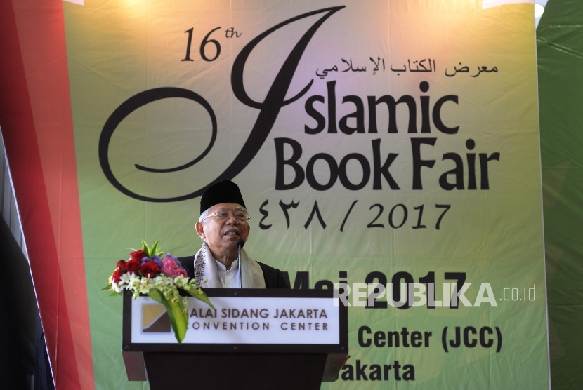 Ketum Majelis Ulama Indonesia (MUI) KH. Ma'ruf Amin memberi sambutan saat Pembukaan Islamic Book Fair (IBF) 2017 di JCC, Senayan, Jakarta, Rabu (3/5).