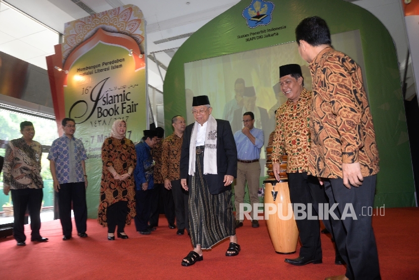 Ketum Majelis Ulama Indonesia (MUI) KH Ma'ruf Amin (tengah) seusai memukul tifa sebagai tanda Pembukaan Islamic Book Fair (IBF) 2017. 