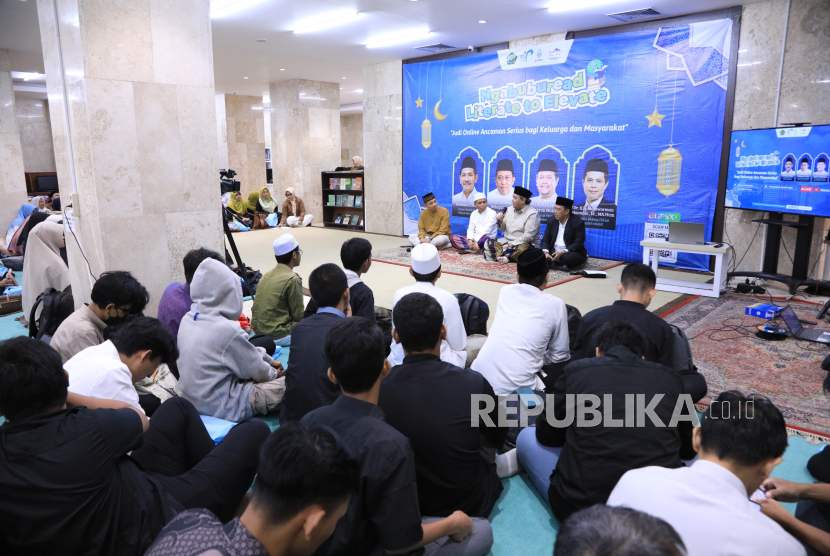 Ketum MUI DKI Jakarta KH Faiz Syukron Makmun didampingi  Direktur Urusan Agama Islam dan Bina Syariah, Arsad Hidayat.