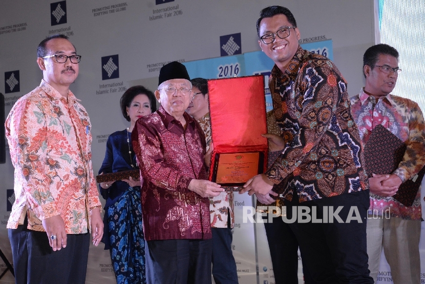 Ketum MUI KH Ma'ruf Amin (kedua kiri), didampingi Direktur LPPOM MUI Lukmanul Hakim (kiri) menyerahkan penghargaan kepada para pemenang Halal Award 2016 dalam acara International Islamic Fair (IIF) 2016 di JIEXPO, Kemayoran, Jakarta, Kamis (20/10). 