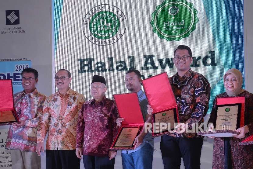 Ketum MUI KH Ma'ruf Amin (ketiga kiri), didampingi Direktur LPPOM MUI Lukmanul Hakim (kedua kiri) berfoto bersama para pemenang Halal Award 2016 dalam acara International Islamic Fair (IIF) 2016 di JIEXPO, Kemayoran, Jakarta, Kamis (20/10).
