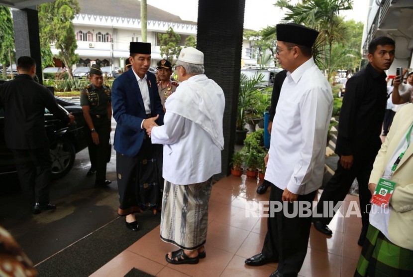 Ketum MUI KH Ma'ruf Amin menyambut kedatangan Presiden di Asrama Haji Pondok Gede 