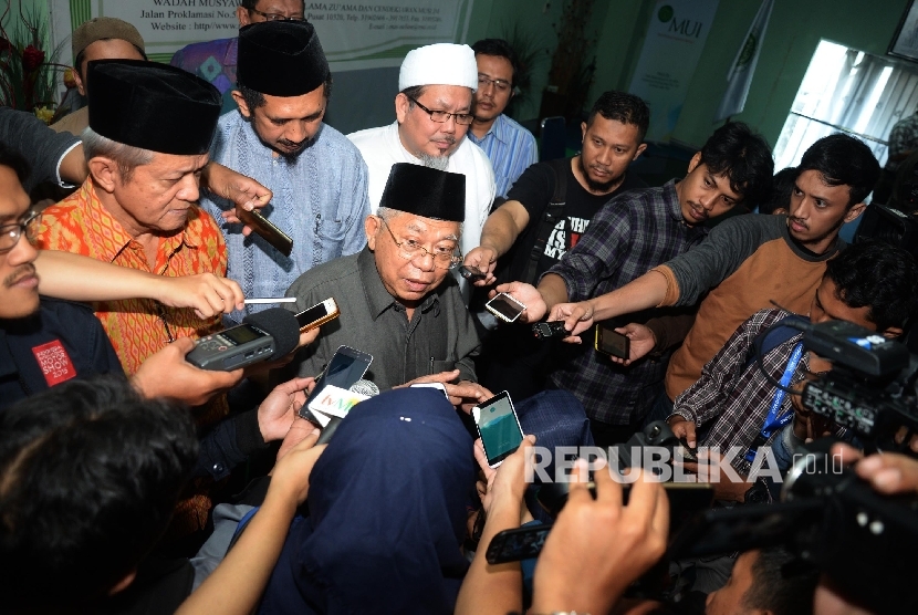 Ketum MUI Ma'ruf Amin memberikan keterangan kepada wartawan seusai menggelar konferensi pers tentang penistaan agama oleh Gubernur DKI Jakarta, Jakarta, 13/10).
