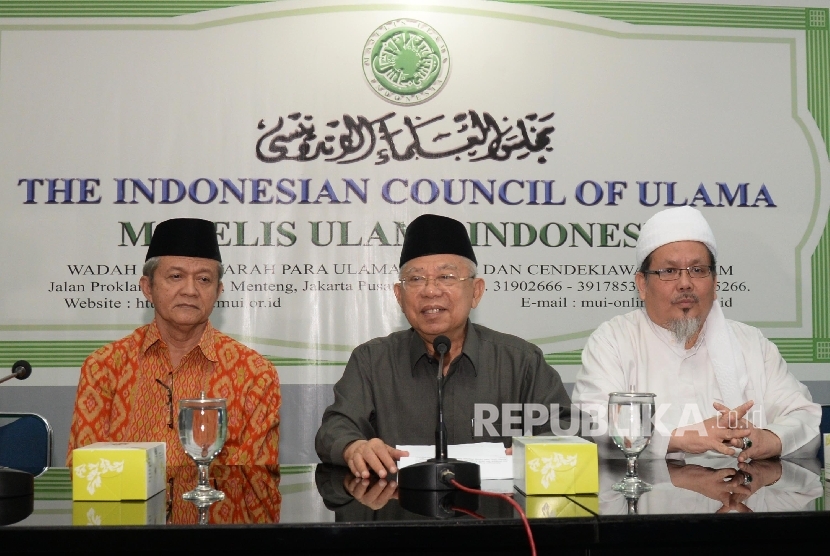 Ketum MUI Ma'ruf Amin (tengah), Sekjen MUI Anwar Abbas (kiri), dan Wasekjen MUI Tengku Zulkarnain menggelar konferensi pers tentang penistaan agama oleh Gubernur DKI Jakarta, Jakarta, 13/10).