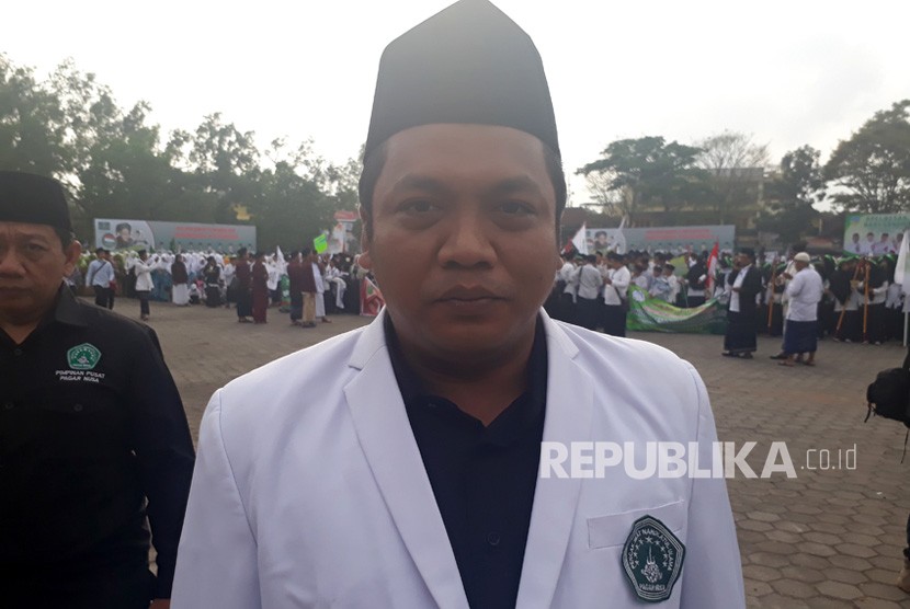 Ketum Pagar Nusa, Nabul Haroen menjadi Komandan Apel Hari  Santri di di Stadion Wiradaha Kota Tasikmalaya, Senin (22/10) pagi.