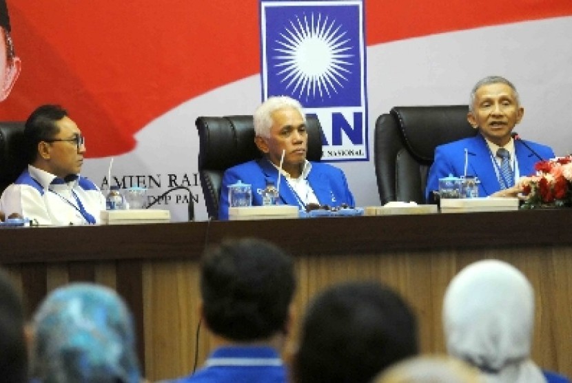 Ketum PAN Hatta Rajasa diapit Ketua MPP PAN Amien Rais dan Ketua DPP PAN Zulkifli Hasan.