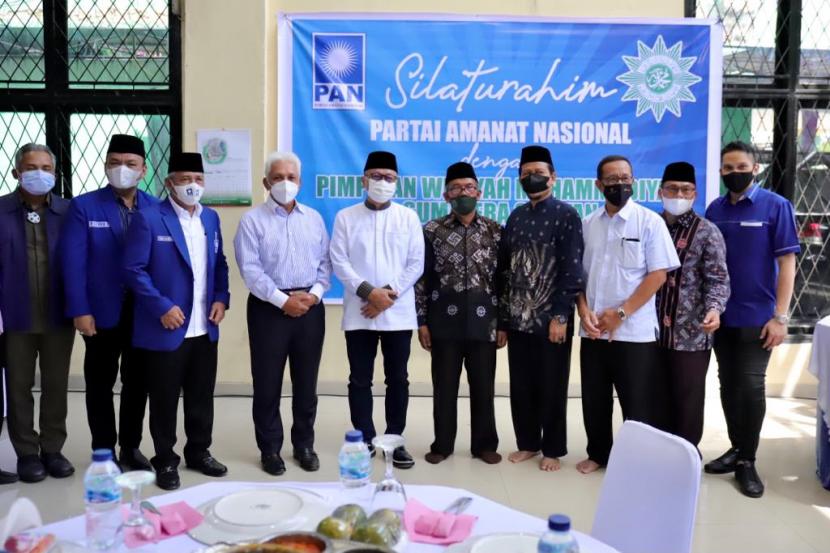 Ketum PAN Zulkifli Hasan (baju putih berpeci), Ketua MPP PAN Hatta Rajasa (baju putih) bersama dengan sejumlah pimpinan PAN, dan pengurus Muhammadiyah Sumatra Selatan, berfoto bersama saat bersilaturahim, Sabtu (12/6).