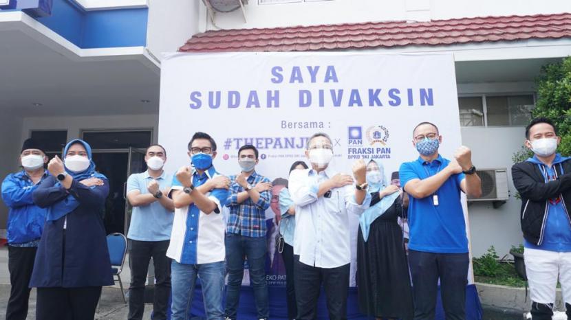 Ketum PAN Zulkifli Hasan (baju putih) bersama Ketua DPW PAN DKI Jakarta Eko Patrio (baju biru-puti), dan Sekjen PAN Eddy Soeparno, saat meninjau penyelenggaraan vaksinasi Covid-19, yang diselenggarakan DPW PAN DKI Jakarta, Rabu (7/7).