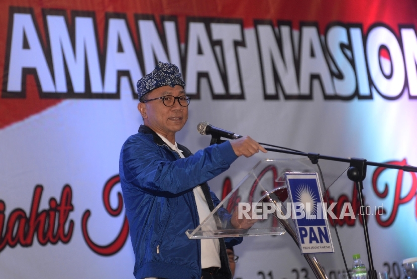  Ketum PAN Zulkifli Hasan berpidato saat Sidang Rapat Kerja Nasional III PAN, Bandung, Jabar, Selasa (22/8).