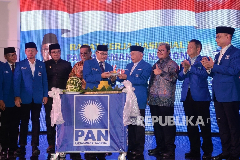 Ketum PAN Zulkifli Hasan (kelima kiri) memberikan tumpeng kepada Ketua Majelis Kehormatan PAN Amien Rais (keempat kanan), disaksikan didampingi kader PAN, serta Gubernur Jabar Ahmad Heryawan (ketiga kanan), Wakil GUbernur Jabar Dedy Mizwar (keempat kiri), Walikota Bandung Ridwan Kamil (ketiga kiri) saat Pembukaan Rapat Kerja Nasional (Rakernas) III Partai Amanat Nasional (PAN), Bandung, Jabar.