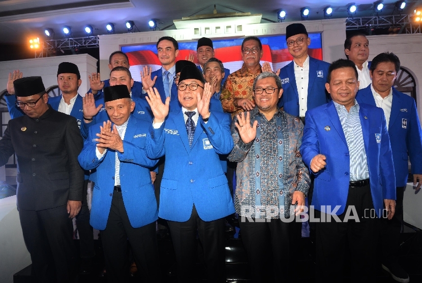 Ketum PAN Zulkifli Hasan (ketiga kiri), Ketua Majelis Kehormatan PAN Amien Rais (kedua kiri), Ketua MPP PAN Soetrisno Bachir (kedua kanan), didampingi kader PAN, serta Gubernur Jabar Ahmad Heryawan (ketiga kanan), Wakil Gubernur Jabar Dedy Mizwar (ketiga kanan atas), Walikota Bandung Ridwan Kamil (kiri) saat Pembukaan Rapat Kerja Nasional (Rakernas) III Partai Amanat Nasional (PAN), Bandung, Jabar, Senin (21/8). 