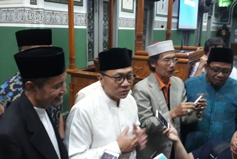 Ketum PAN, Zulkifli Hasan memberi sambutan usai melaksanakan shalat gerhana di Masjid Universitas al-Azhar Indonesia, Jakarta, Rabu (31/1) malam. 