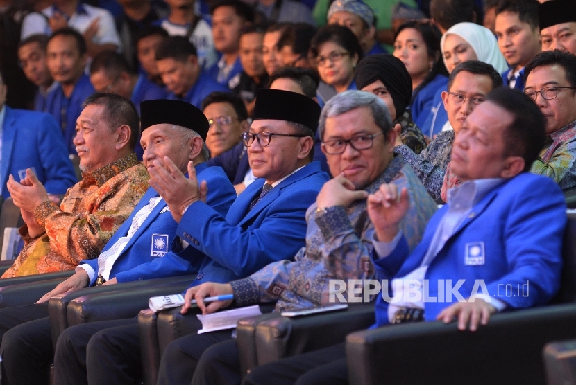 Ketum PAN Zulkifli Hasan (tengah), Ketua Majelis Kehormatan PAN Amien Rais (kedua kiri), Ketua MPP PAN Soetrisno Bachir (kanan), Gubernur Jabar Ahmad Heryawan (kedua kanan), Wakil GUbernur Jabar Dedy Mizwar hadir saat Pembukaan Rapat Kerja Nasional (Rakernas) III Partai Amanat Nasional (PAN), Bandung, Jabar, Senin (21/8).