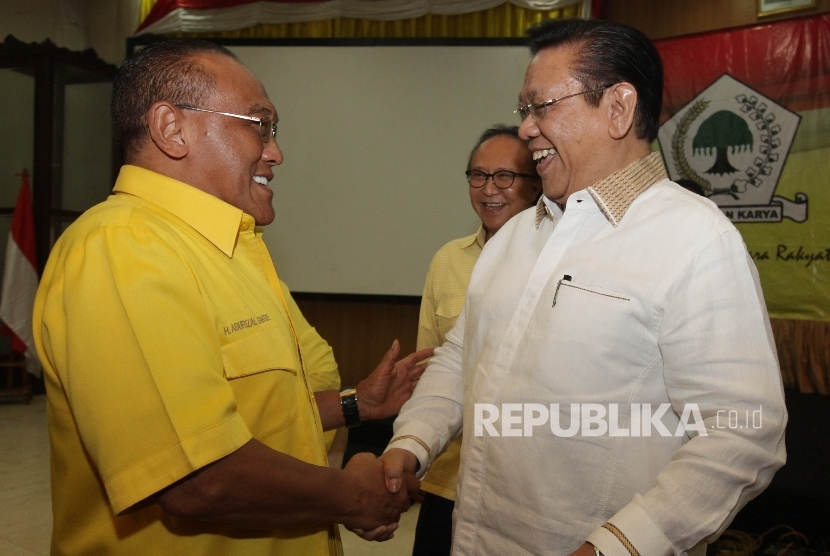  Aburizal Bakrie (kiri) bersama Agung Laksono saat menghadiri rapat konsolidasi  persiapan Munaslub di Kantor DPP Golkar, Jakarta, Kamis (4/2). (Republika/Rakhmawaty La'lang)