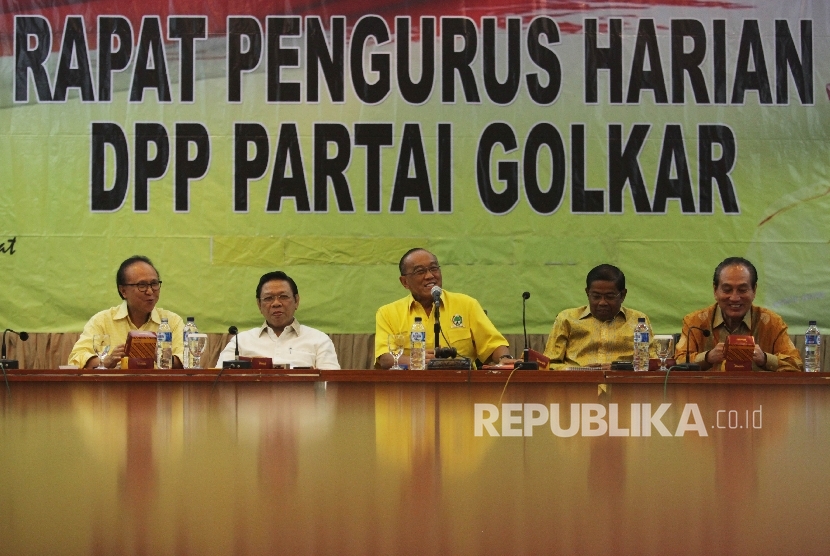  Rapat konsolidasi persiapan Munaslub di Kantor DPP Golkar, Jakarta, Kamis (4/2).   (Republika/Rakhmawaty La'lang)
