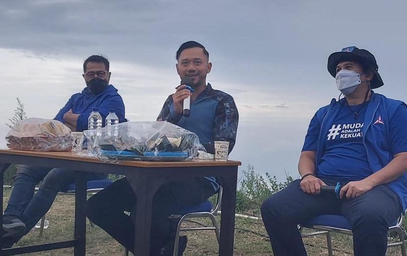 Ketum DPP Partai Demokrat, Agus Harimurti Yudhoyono (AHY) memberikan keterangan pers di sela kegiatan gathering bersama struktural Demokrat Jawa Tengah, di Basecamp Mawar Gunung Ungaran, Desa Sidomukti, Kecamatan Bandungan, Kabupaten Semarang, Jawa Tengah, Ahad (4/4) petang.