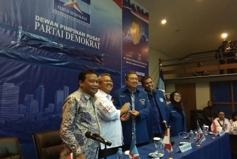 Ketum Partai Demokrat Susilo Bambang Yudhoyono bersama Ketua KPU Arief Budiman saat verifikasi Parpol