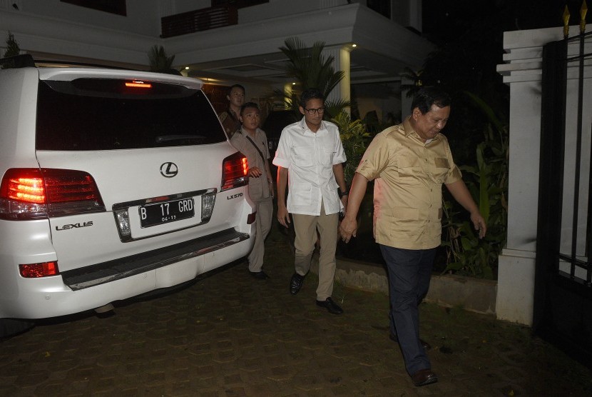 Ketum Partai Gerindra Prabowo Subianto (kanan) bersama bakal calon gubernur DKI Jakarta Sandiaga Uno (kedua kanan) saat tiba di kediaman Prabowo Subianto, Jakarta, Kamis (22/9). 