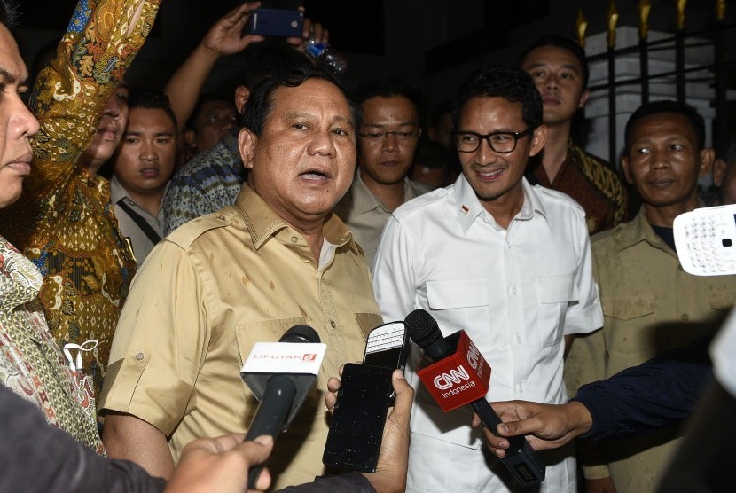 Ketum Partai Gerindra Prabowo Subianto (kiri).