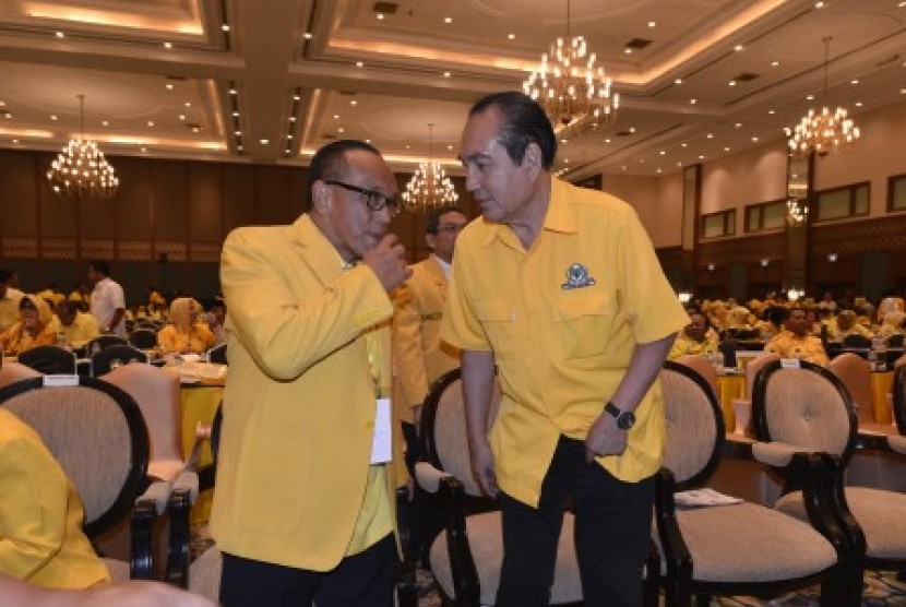 Ketum Partai Golkar Aburizal Bakrie (kiri) berbincang dengan Waketum Partai Golkar Theo L Sambuaga usai pembukaan Rapat Pimpinan Nasional (Rapimnas) VI Partai Golkar di Jakarta Convention Center, Ahad (18/5).