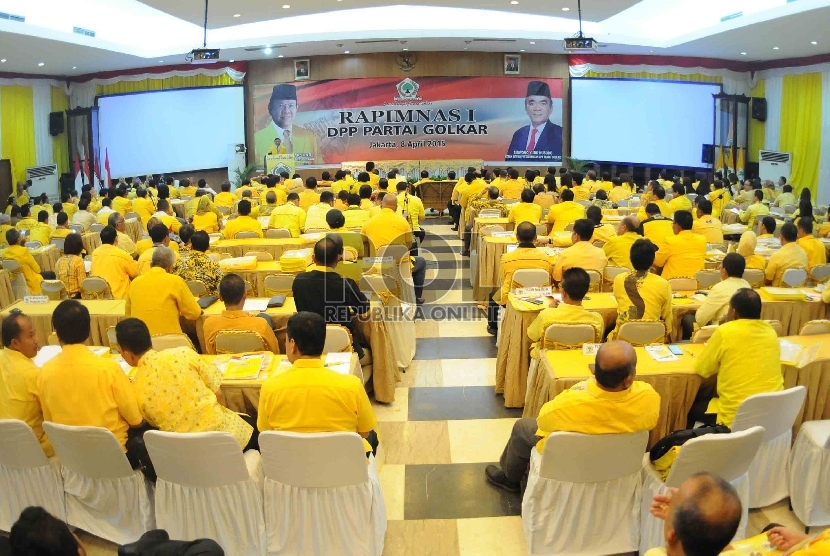 Ketum Partai Golkar Agung Laksono memberi sambutan saat pembukaan Rapimnas I DPP Partai Golkar di kantor DPP Partai Golkar, Slipi, Jakarta Barat, Rabu (8/4).