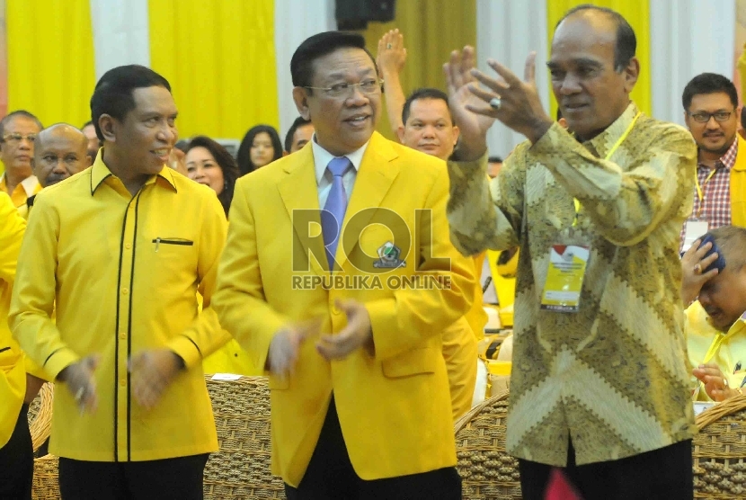 Ketum Partai Golkar Agung Laksono (tengah) dan Ketua Dewan Pertimbangan Partai Golkar Siswono Yudo Husodo (kanan) saat pembukaan Rapimnas I DPP Partai Golkar di kantor DPP Partai Golkar, Slipi, Jakarta Barat, Rabu (8/4).