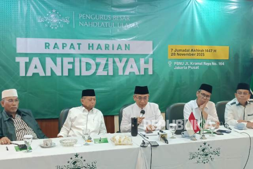 Ketum PBNU KH Yahya Cholil Staquf (tengah) didampingi dengan jajaran pengurus saat mengumumkan rotasi Saifuloh Yusuf dari jabatan Sekjen di Jakarta, Jumat (28/11/2025)