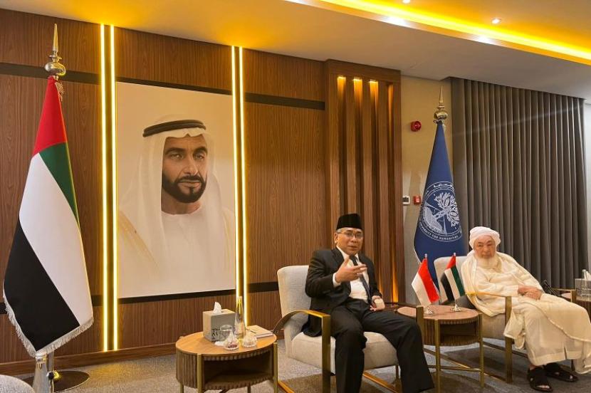  Ketua Umum PBNU KH Yahya Cholil Staquf saat bertemu ulama dunia Syaikh Abdullah bin Bayyah di Uni Emirat Arab. 