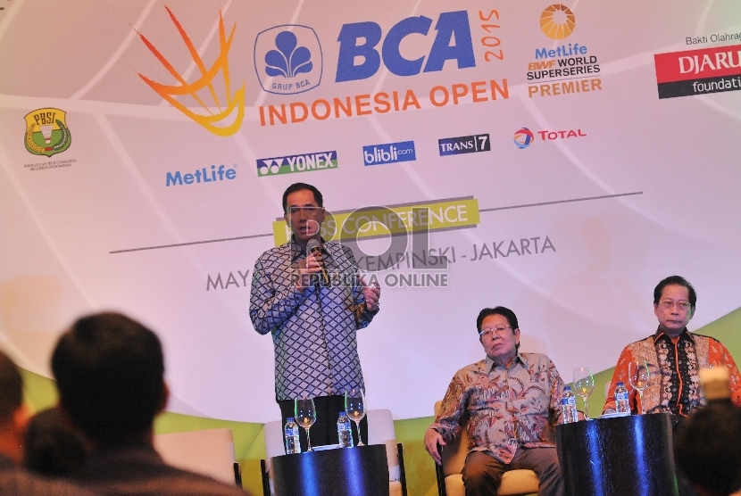 Ketum PBSI Gita Wirjawan (kiri), Presdir BCA Jahja Setiaatmadja (kanan) dan Manajer Komunikasi Bakti Olahraga Djarum Foundation Budi Darmawan memberikan keterangan pers terkait penyelenggaraan turnamen bulutangkis BCA Indonesia Open 2015 di Jakarta, Senin 