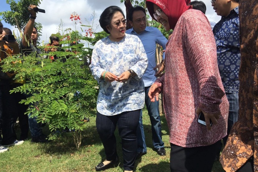 Ketum PDIP Megawati Soekarnoputri dan Wali Kota Surabaya Tri Rismaharini di Taman Harmoni.