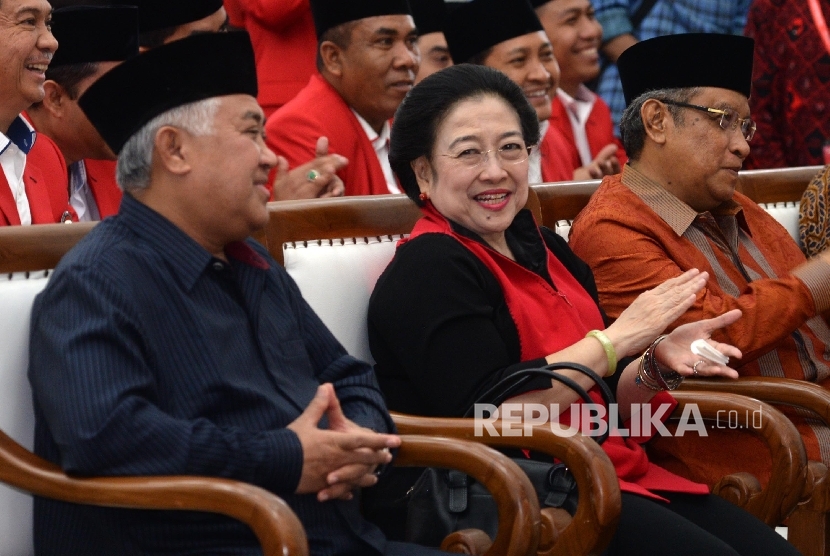 Ketum PDIP Megawati Soekarnoputri (tengah) diapit Ketua Dewan Pertimbangan MUI Prof Din Syamsuddin (kiri), dan Ketum PBNU Said Aqil Siraj