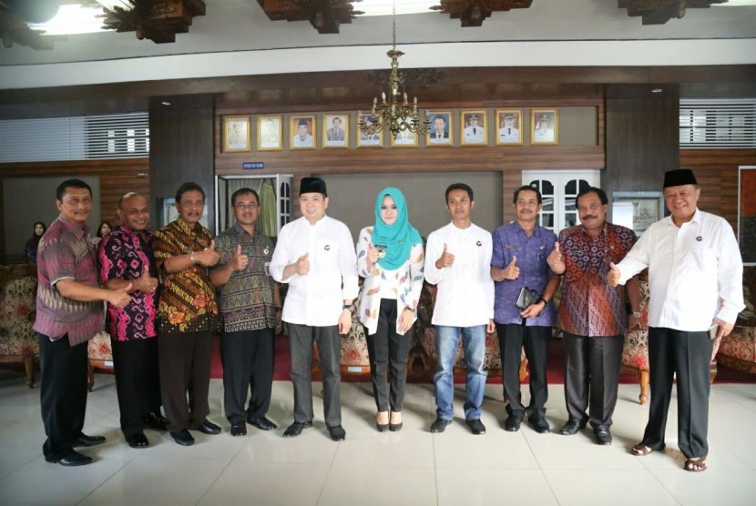Ketum Perindo Hary Tanoesoedibjo bersama Bupati Kendal Mirna Anissa.