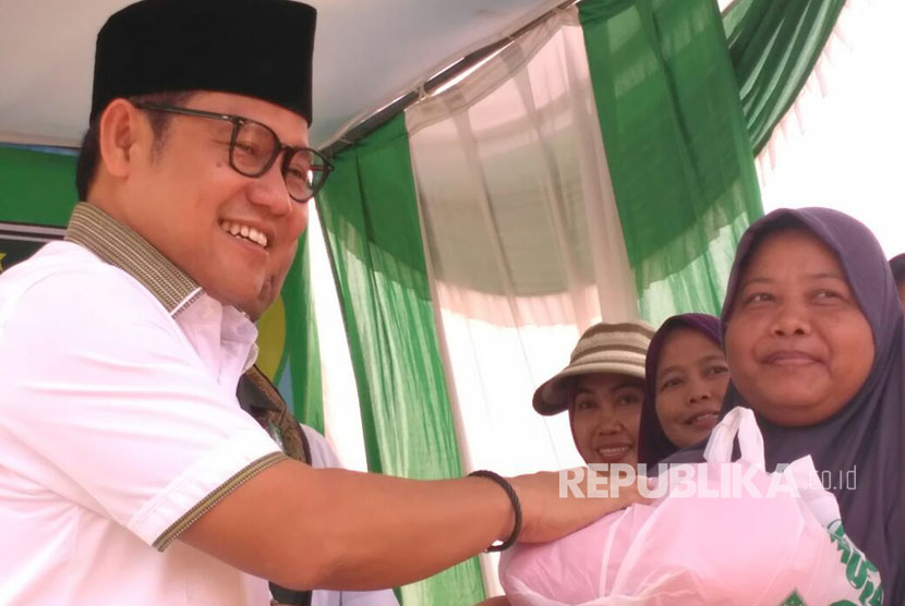 Ketum PKB Muhaimin Iskandar memberikan sembako kepada warga dalam acara pasar murah di Teluk Pucung, Babelan, Bekasi Utara. Rabu (2/8).