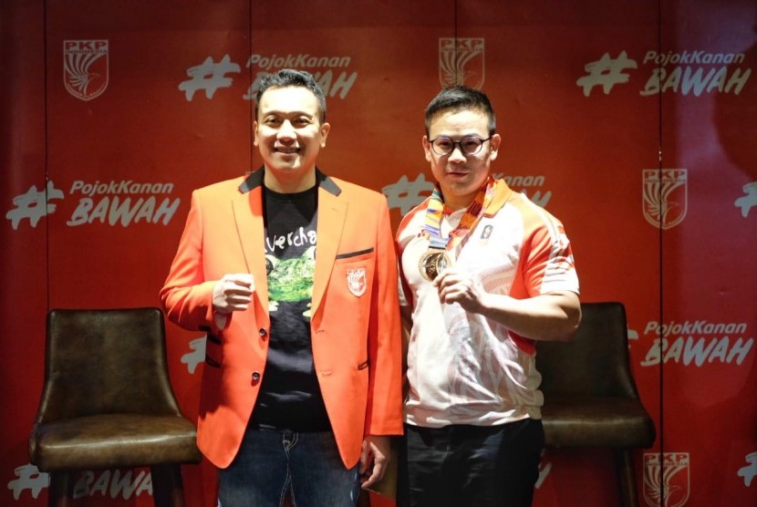 Ketum PKPI Diaz Hendropriyono (kiri) bersama atlet kurash Indonesia yang juga kader partai PKPI, Peter Salim pada acara malam apresiasi atlet di Jakarta, Selasa (17/12).